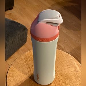 Owala FreeSip Stainless Steel Water Bottle / 24oz / Color: white, peach and pink